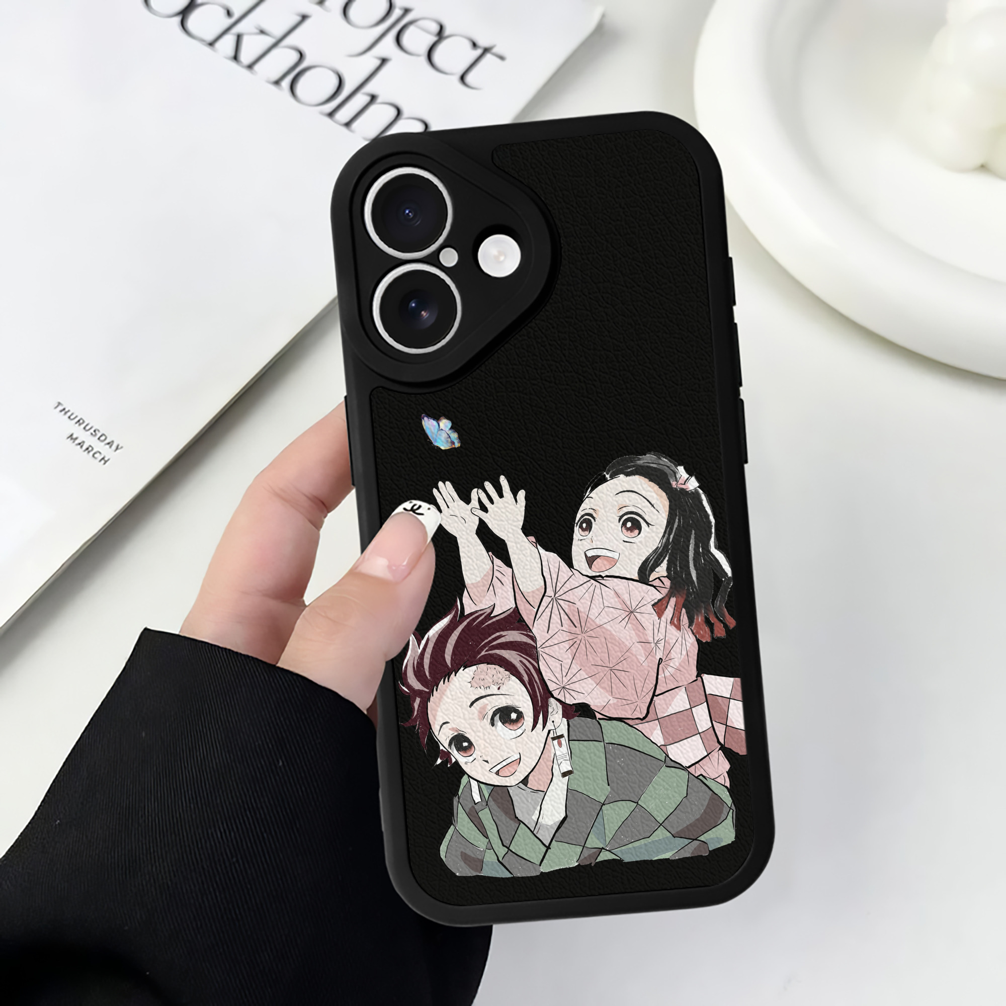 （画像用） 鬼滅の刃（きめつのやいば）竈門 禰󠄀豆子／かまど ねずこ Kamado Nezuko 【iPhone 16シリーズ対応】シリコンスマホケース（レザー調） 材質：シリコン
